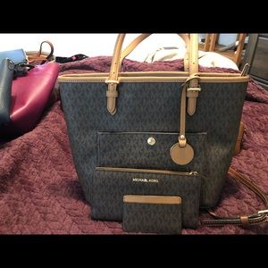 Michael kors shoulder bag with wallet